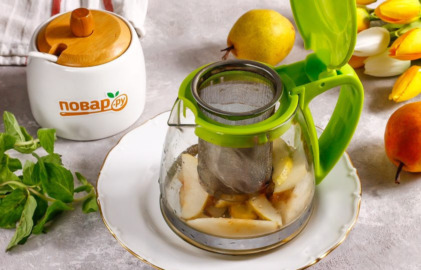 1. Этап. Грушевый чай: Выложите грушевую нарезку в заварочный чайник. В ситечко поместите пакетики с чаем или чайную заварку. Но лучше всего использовать пакетики, чтобы в напитке не попадались мелкие чаинки. Сорт чая выбирайте по своему вкусу.