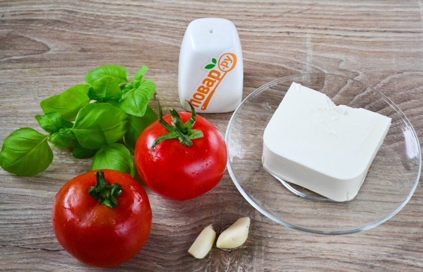 1. Этап. Салат из помидоров с базиликом и чесноком: Подготовьте все необходимые ингредиенты.