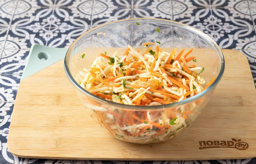 1. Этап. Салат с морковью, сельдереем и изюмом: Заправьте салат и перемешайте. Дайте постоять 10 минут в холодильнике, чтобы он пустил сок. Затем салат можно подавать к столу.