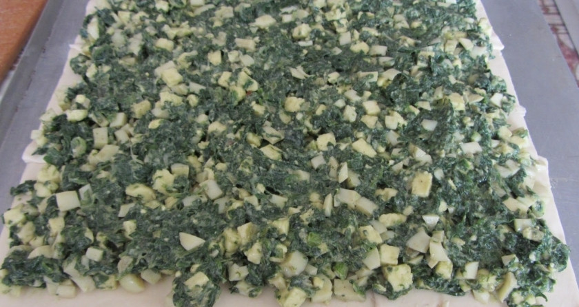 1. Этап. Слоеный пирог со шпинатом: Тесто размораживаем, раскатываем, размещаем на противень, смазанный маслом. На тесто выкладываем начинку.