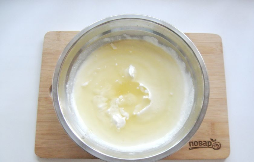 1. Этап. Творожный десерт Старая Рига: Растопите набухший желатин в микроволновой печи или на водяной бане. Охладите до комнатной температуры. Добавьте в творожную массу и тщательно перемешайте.