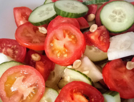 1. Этап. Закуска из дыни с песто: Добавить нарезанные огурцы и помидоры. Полить соком лайма и посыпать арахисом..