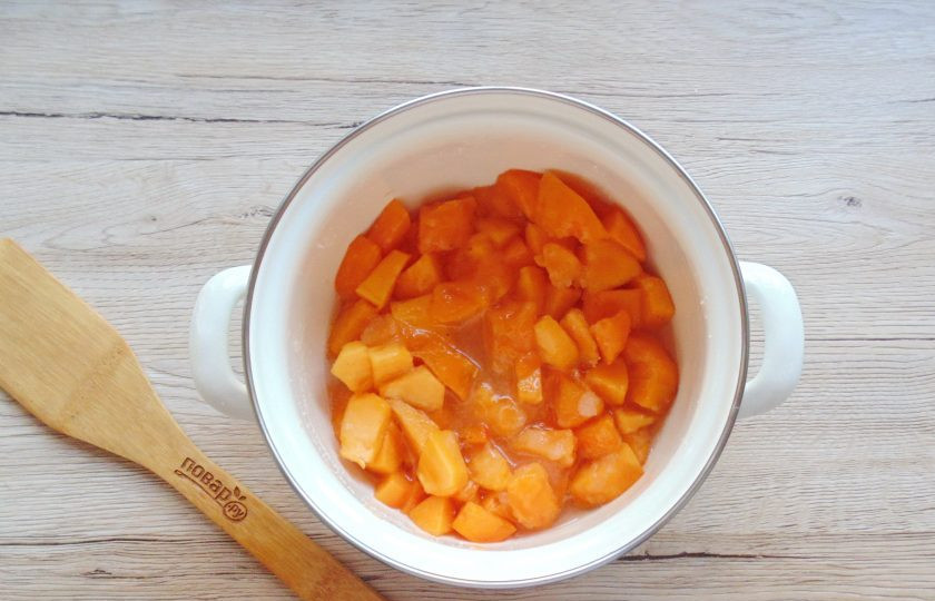 1. Этап. Варенье из хурмы с орехами: Или можете влить в кастрюлю 100 мл. воды, перемешать и поставить на огонь.