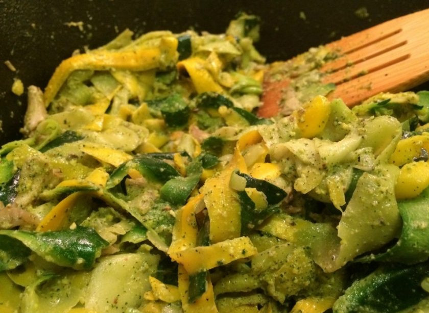 1. Этап. Паппарделле из кабачков: 4. Добавьте кабачковые паппарделле и готовьте еще 5 минут, затем уменьшите огонь до минимума и добавьте 5 столовых ложек соуса. При необходимости добавьте соль и перец, перемешайте и выключайте огонь.