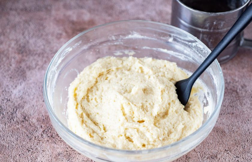 1. Этап. Творожные пончики в мультипекаре: Лопаткой все перемешайте и в итоге должно получиться вязкое, густое тесто