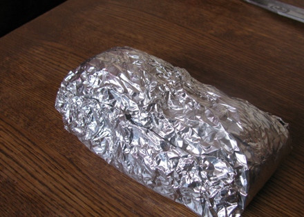 1. Этап. Мясо-гармошка в духовке: Фольгу складываем в несколько слоев, смазываем растительным маслом и выкладываем мясо. Плотно заворачиваем и запекаем в разогретой до 180 градусов духовке примерно 1 час.