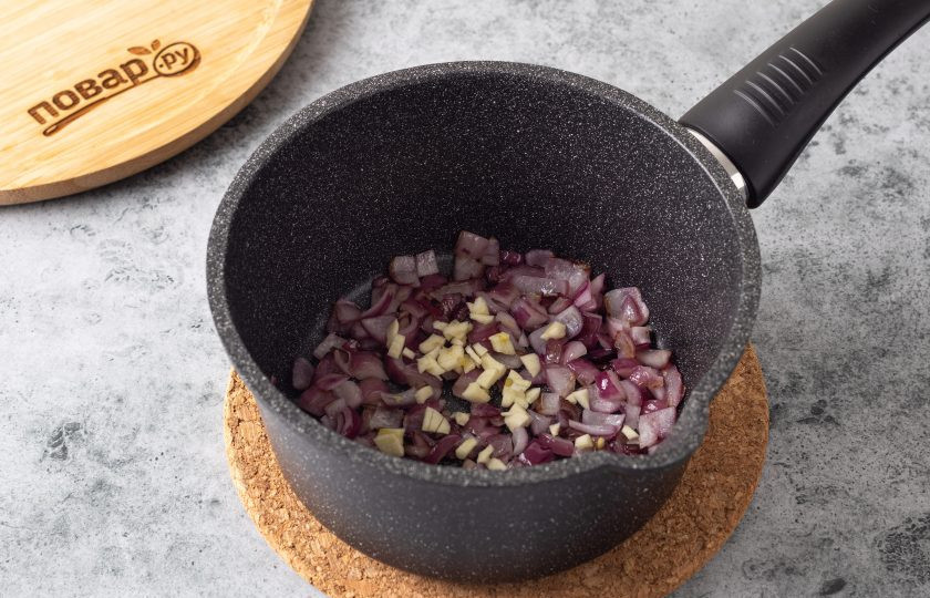 1. Этап. Вишневый соус Барбекю: Затем добавьте измельченный чеснок и прогрейте еще секунд 20-30 до раскрытия аромата.