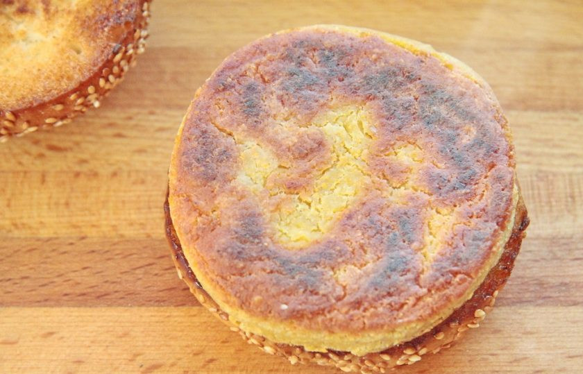 1. Этап. Вегетарианский бургер (мастер-класс): Когда все котлеты будут готовы, начинаем собирать бургер. Булочку разрезаем пополам, подсушиваем ее на сковороде или в тостере. На нижнюю часть кладем котлету из нута.