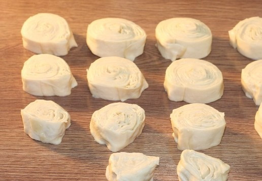 1. Этап. Лепешки по мотивам фесели: 16. Острым ножом, я разрезала рулет на небольшие куски (по 1,5 см). Получилось 14 кружочков. Накрываем кружочки полотенцем и оставляем на 15 минут.