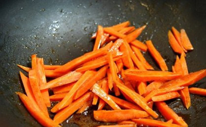 1. Этап. Суп с бараниной: Разогреваем сковороду с растительным маслом, добавляем красный перец и мелко нарезанный чили. Немного обжариваем и добавляем морковку.