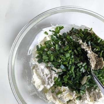 1. Этап. Тыква, фаршированная креветками и сыром: В творожный сыр добавить травы, мелко нарезанный чеснок и зелёный лук.