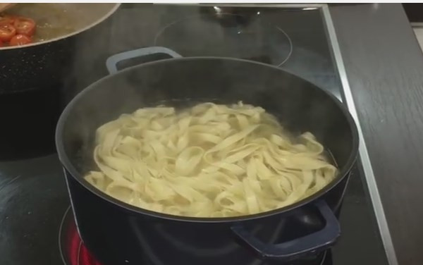 1. Этап. Домашние макароны: 11. Макароны можно сразу начинать варить. Воду хорошо посолите (ведь в тесто соль не добавляли), добавьте столовую ложку подсолнечного или оливкового масла. В кипящую воду забросьте пасту. Варите её 1,5-2 минуты, не более.