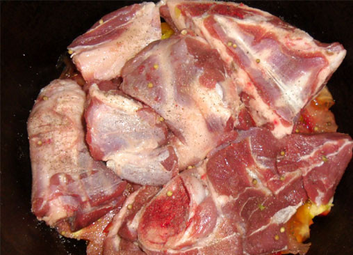 1. Этап. Хашлама из баранины: Баранину режем средними кусочками и кладем сверху ровным слоем. Перчим и солим.