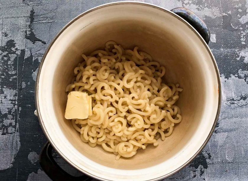 1. Этап. Запеканка из макарон в микроволновке: Макароны отварите до готовности и добавьте немного сливочного масла.