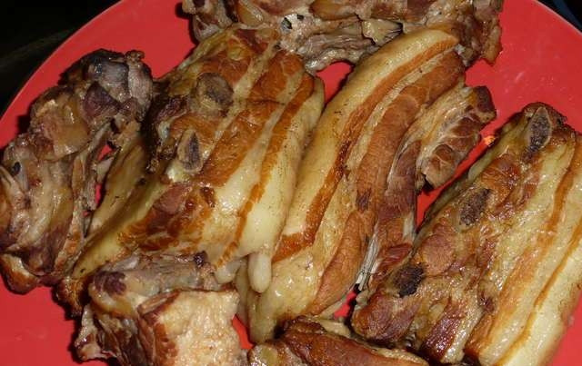 1. Этап. Свиные ребрышки в соевом соусе: Мясо на ребрышках должно быть мягким, но не отпадать от костей. Когда такой результат будет достигнут, выключаем огонь, вынимаем ребрышки и даем им немного обсохнуть.