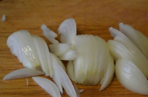 1. Этап. Тушеный картофель: 1. Для начала нужно подготовить овощи. Очистите и нарежьте лук.