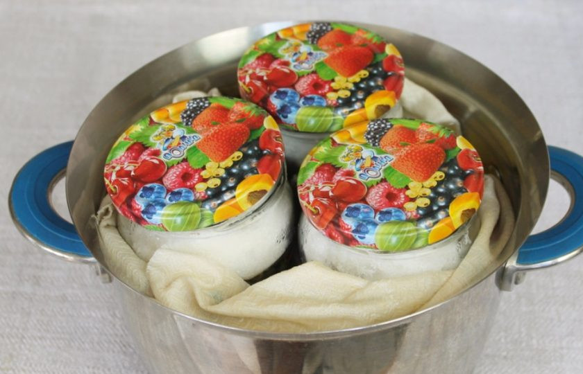 1. Этап. Абрикос Черный принц в собственном соку: В кастрюлю наливаем теплую воду и ставим на огонь. Сахар растворится и абрикосы немного осядут, добавим в каждую банку еще по 2-3 дольки абрикоса. Пастеризуем 15 минут. Прикроем крышечками банки.