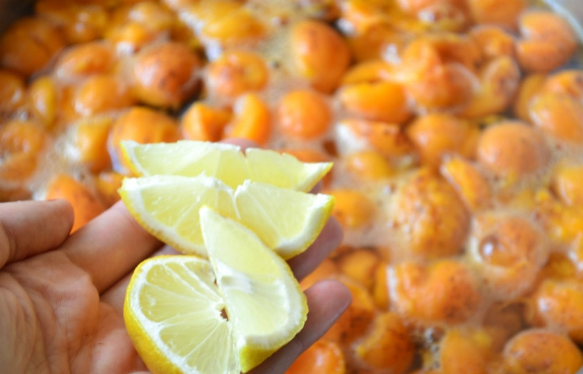 1. Этап. Компот из абрикосов на зиму: Нарежьте половинку лимона дольками прямо с кожурой и удалите косточки. Лимон закладывается в компот, когда сахар уже растворился. Прокипятите все 10 минут.