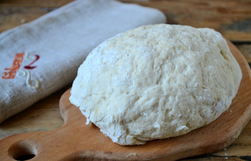1. Этап. Дрожжевое тесто на кефире: Тесто готово. Почти. Оставьте его на 15 минут, чтобы оно отдохнуло и подошло. Теперь из него можно формировать пирожки, булочки или другие вкусности.