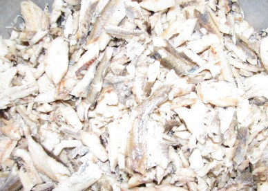 1. Этап. Салат на зиму с рыбой: 1. Перловку замачиваем в горячей воде, и пусть до последнего набухает. Тем временем чистим рыбу от костей и кожицы, отварим в подсоленной воде.