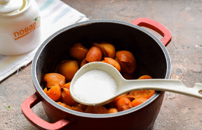 1. Этап. Абрикосовое варенье с какао: Добавьте к абрикосам сахар и немного воды — 40-50 мл.
