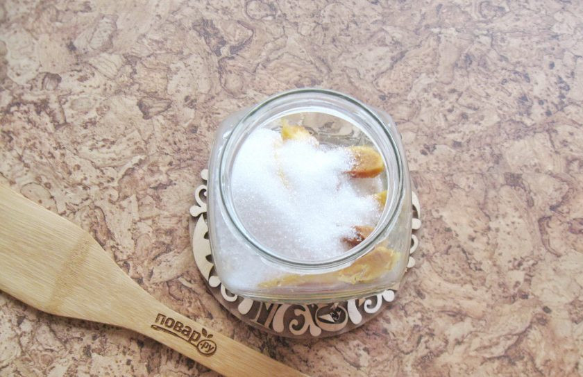 1. Этап. Настойка из айвы: Насыпьте сахар.