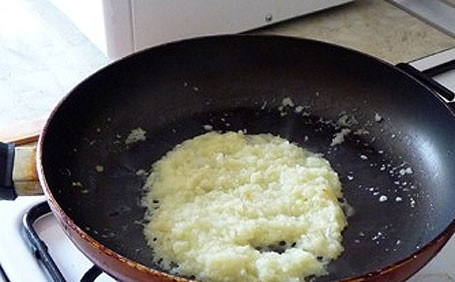 1. Этап. Курица по-ирански: В сковороде разогреваем растительное масло и обжариваем на нем измельченный лук, солим и приправляем перцем.