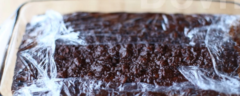 1. Этап. Австралийское пирожное: 6. Сверху залейте подготовленной шоколадной смесью. Слегка перемешайте и поставьте в холодильник на 2 часа.