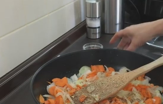 1. Этап. Обалденный домашний печеночный паштет: 3. Когда овощи немного поджарились, добавьте соли и несколько щепоток специй: сушеные морковь, паприку, чеснок, корень пастернака и сельдерея, базилик, кориандр, горчицу, чабер, лавровый лист. Всё это должно тушиться 20 минут до готовности овощей.