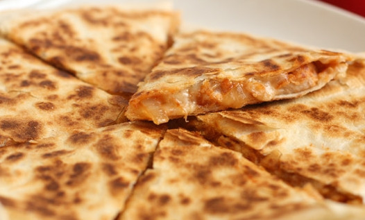 1. Этап. Кесадилья со свининой: 5. Поджарьте с одной стороны, переверните, подрумяньте с другого бока. Приготовьте следующую кесадилью со свининой. Положите на тарелку. Разделите на сегменты. Вкуснее будет, если вы подадите блюдо горячим, с пылу с жару. Приятного аппетита.