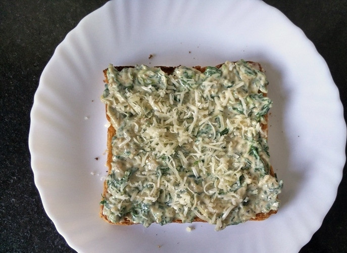 1. Этап. Тост со шпинатом: 5. Полученной смесью смажьте ломтики хлеба.