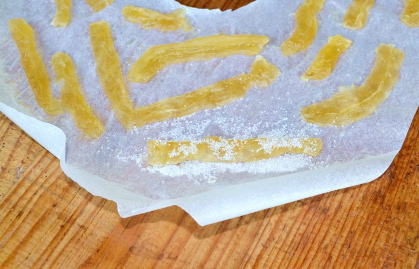 1. Этап. Цукаты из дыни: Готовые цукаты обваляйте в сахаре.