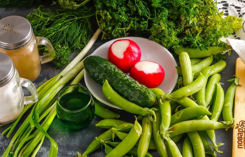 1. Этап. Салат с тыквенным маслом: Подготовьте указанные ингредиенты. Салат можно приготовить из любых овощей и фруктов, миксующихся по вкусу между собой.