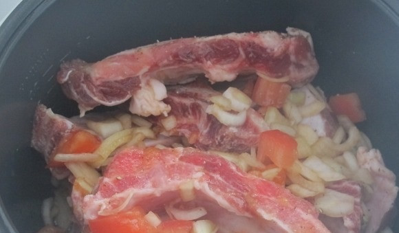 1. Этап. Ребрышки с овощами в мультиварке: 5. Когда ребра немного промариновались, можно выложить все в чашу мультиварки. Для начала включить режим Жарка на 10 минут. Периодически помешивая, обжарить все. Затем на режиме Тушение довести ребрышки с овощами в мультиварке в домашних условиях до готовности. В среднем на это уйдет около 2 часов.