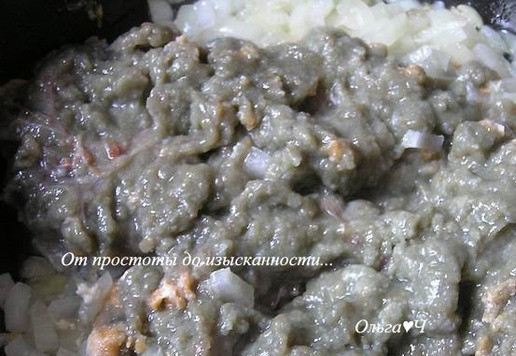 1. Этап. Икра сазана с помидорами: Через минуту добавьте икру, готовьте помешивая до изменения цвета.