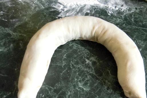 1. Этап. Рулет Mинутка на сковороде: Сворачиваем тесто с начинкой рулетом, плотно соединяем его края. Смазываем сковороду растительным маслом и разогреваем ее. Выкладываем на разогретую сковороду рулет и заливаем смесью воду и столовой ложки сметаны, солим и приправляем специями по вкусу. Накрываем сковороду крышкой и тушим рулет на медленном огне пол часа.