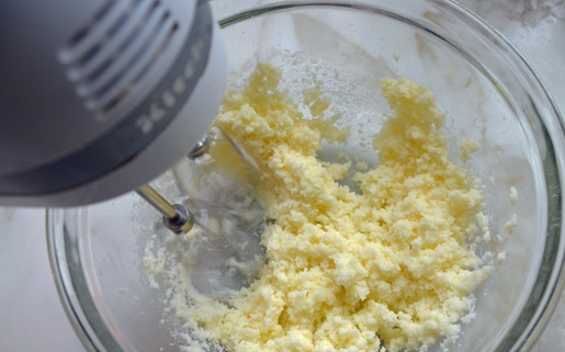 1. Этап. Маффины на молоке: 2. Размягченное сливочное масло в отдельной мисочке взбейте с сахаром. Можно, конечно, использовать и хороший маргарин.