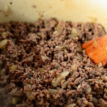 1. Этап. Запеканка с пастой, фаршем и сыром: Добавляем к луку и чесноку фарш, обжариваем до коричневого цвета фарша.