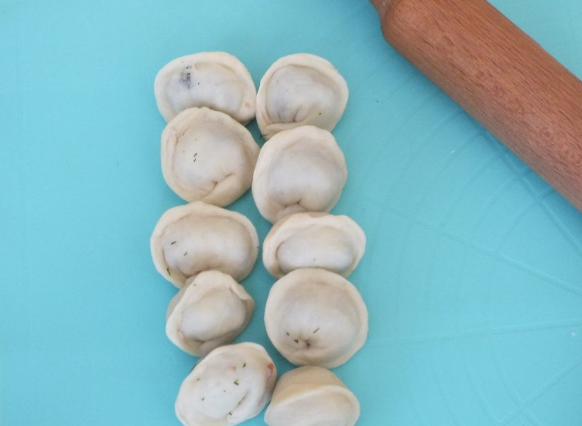 1. Этап. Пельмени с укропом: Вскипятите воду с добавлением лаврового листа и лука. Отварите желаемое количество пельменей. Оставшиеся заморозьте.