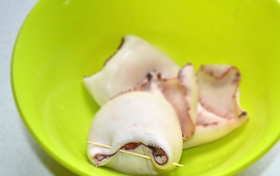 1. Этап. Фаршированный кальмар на гриле: И закрепите зубочисткой.