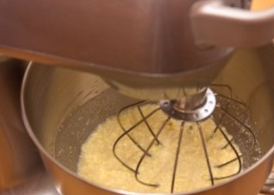 1. Этап. Кекс на ряженке: Теперь добавляем ряженку, опять перемешиваем-взбиваем.