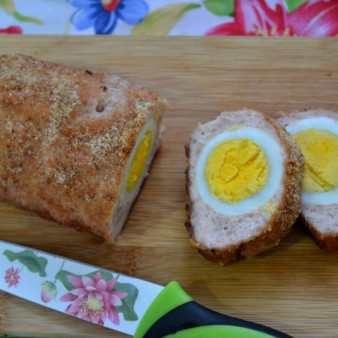 Мясной рулет из фарша с яйцом