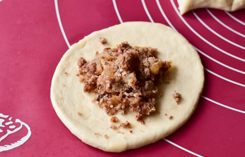 1. Этап. Хачапури с фасолью: Каждый кусок теста раскатайте, выложите начинку из фасоли и лука.