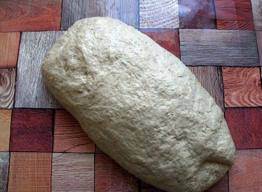 1. Этап. Хлеб серый с отрубями: Смазанными руками выложить тесто на стол и распластать его слоем в 1,5 см. Сложить конвертом, слегка припечатывая ладонью каждое сложение. Сформованный таким образом прямоугольник переложите в смазанную форму для хлеба, дайте подойти вдвое.