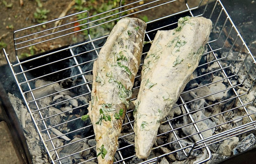 1. Этап. Минтай на гриле: Замаринованную рыбу выложите на решетку гриль, которую предварительно необходимо смазать маслом.