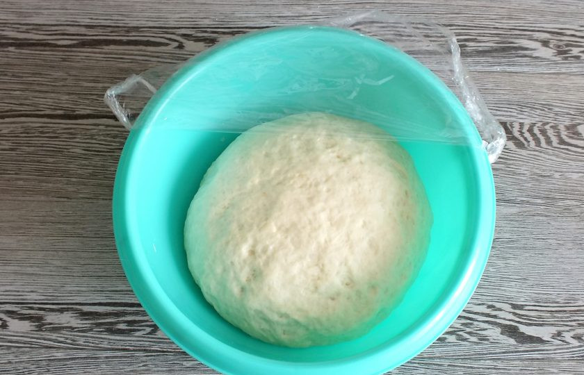 1. Этап. Жаворонки на Сретение: Когда 30 минут истекут, сделайте тесту обминку. Опять затяните пленкой и уберите на 1 час в теплое место.