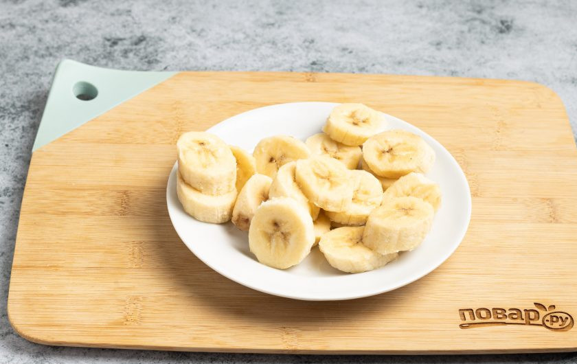1. Этап. Смузи из пророщенного маша: Банан очистите и порежьте на кружочки.