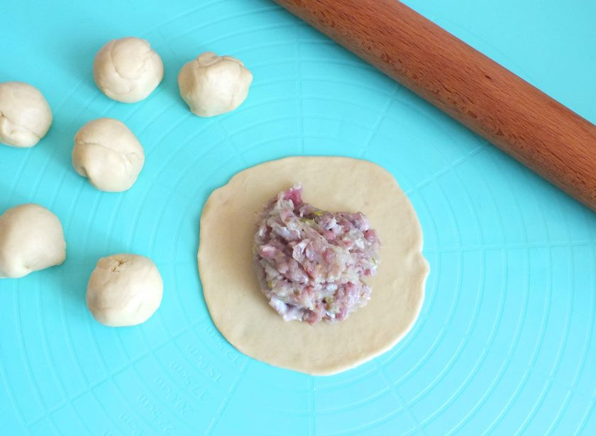 1. Этап. Манты с индейкой: На лепешку выложите 1,5 ст.л. фарша.