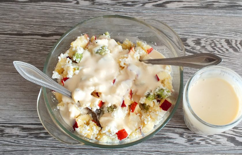 1. Этап. Фруктовый салат с творогом: Заправьте салат сладкой простоквашей. Аккуратно перемешайте с помощью двух ложек.