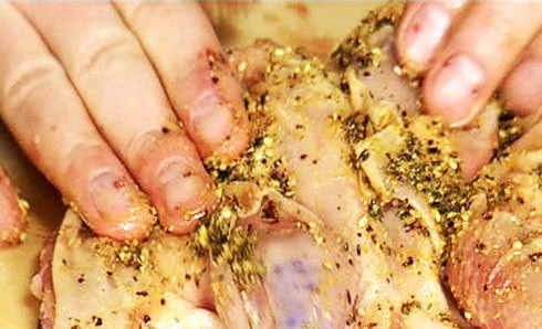 1. Этап. Маринад для цыпленка табака: Промытую и высушенную тушку курицы натираем со всех сторон приготовленным маринадом и оставляем на пол часика мариноваться.